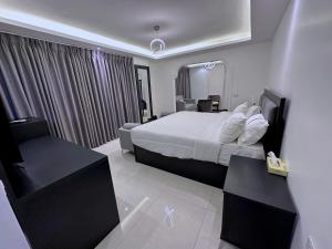 una camera d'albergo con letto e specchio di Saraya Al Joude a Irbid