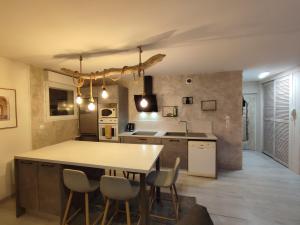 Una cocina con una mesa y sillas en una habitación. en Appartement en bord de Loire, en Saint-Jean-de-Braye 3 fotos más