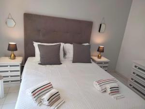 クアルテイラにあるcasa telesのベッドルーム(白い大型ベッド、ランプ2つ付)