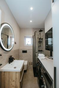 Apartment Datala في مارينا: حمام مع حوض ومرآة