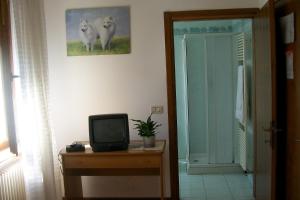 ein kleiner Fernseher auf einem Tisch in einem Zimmer in der Unterkunft B&B da Guerrino in Farra dʼAlpago