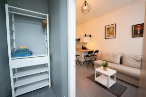 un soggiorno con un divano e un tavolo di Studio L'Épicurien a Spa