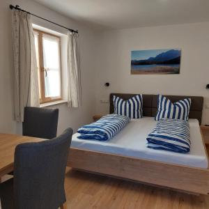 uma cama com duas almofadas num quarto em Haus Kurparkblick Ferienwohnung Lautersee em Mittenwald