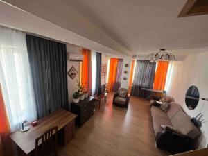 - un salon avec un canapé et une table dans l'établissement Spacious duplex flat 127 sq m, à Bishkek