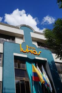 hotel z znakiem na boku budynku w obiekcie Hotel Lukas w mieście Medellín