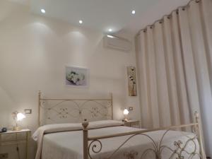 Een bed of bedden in een kamer bij Bed and Breakfast " Il Tesoro di Mario "