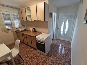 Kuchyňa alebo kuchynka v ubytovaní Guesthouse Eljuga Family