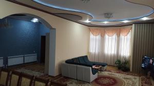 House4you في طشقند: غرفة معيشة مع أريكة وتلفزيون
