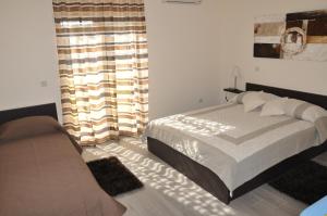 - une chambre avec un lit et un canapé dans l'établissement Apartment Lara, à Vodice