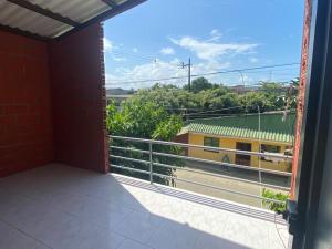 un balcón con vistas a un tren en Villa Celeste, en Arboletes