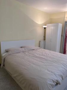 Ένα ή περισσότερα κρεβάτια σε δωμάτιο στο Appartement à Bruxelles Midi - Grand place Bruxelles