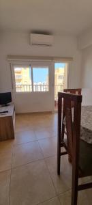 TV a/nebo společenská místnost v ubytování Apartamento en paseo marítimo Almería