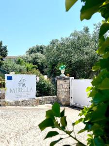 un cartello per una villa con cancello e recinzione di B&B Mirella ad Alberobello