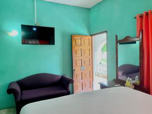 1 dormitorio con cama, silla y espejo en Summerset Residence Negril en Negril