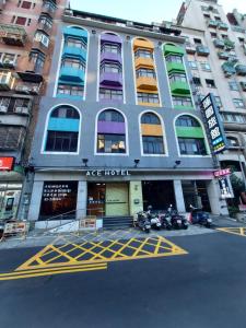 a large building with colorful windows on a city street at 蓮園旅舘-桃園店 in Taoyuan