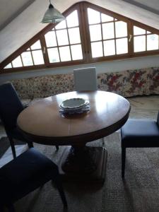 un tavolo con un computer portatile in una stanza di Villa dolce a Massa