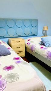 - une chambre avec 2 lits et une commode dans l'établissement Eden Villa - Pool, Barbecue, Spectacular Views, 4 Bedrooms - Up to 10 guests !, à Funchal