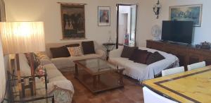 - un salon avec deux canapés et une télévision dans l'établissement Cortijo EL LLANO, à Almería