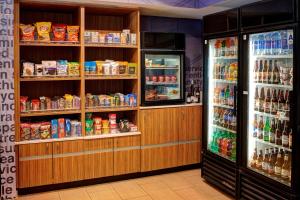 een winkel met een koelkast en planken voedsel bij SpringHill Suites St. Louis Brentwood in Brentwood