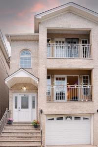 Casa de ladrillo con puerta blanca y balcón en Pipo’s perfect place, en Jersey City