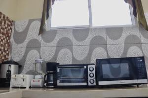 a kitchen counter with two microwaves and a microwave at Hotel Residencial Panamericano in David