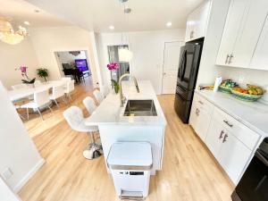 A kitchen or kitchenette at New Modern Spacious 4bdr Home by Golden Gate Park