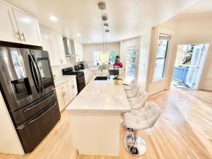 舊金山的住宿－New Modern Spacious 4bdr Home by Golden Gate Park，厨房配有白色柜台和黑色冰箱。