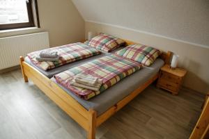 two twin beds in a room with at Gästehaus am Kirschberg in Ilsenburg