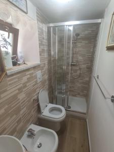 Kylpyhuone majoituspaikassa Casa Walter- VDA-LA THUILE- CIR 0024
