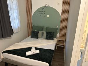 1 dormitorio con 1 cama con 2 toallas en Immodély & la Parade de Disney en Serris