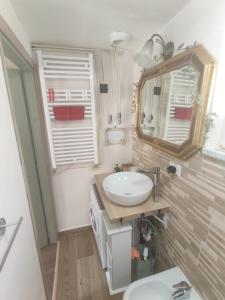 bagno con lavandino e specchio di Casa Walter- VDA-LA THUILE- CIR 0024 a La Thuile