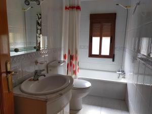 A bathroom at Hostal Yuste