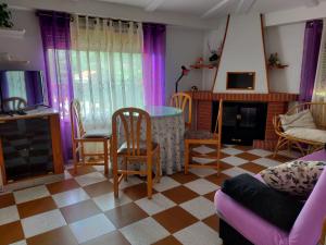 A television and/or entertainment centre at Hostal Yuste