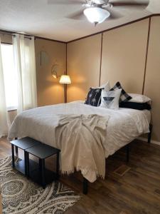 um quarto com uma cama grande e um tecto em The Towner Cozy country home Red River Gorge em Stanton