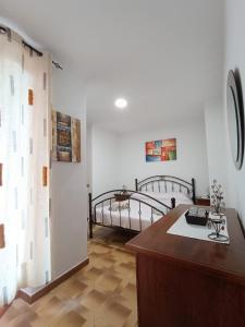 ein Schlafzimmer mit einem Bett und einem Schreibtisch in einem Zimmer in der Unterkunft Casa Crara in Cala Gonone