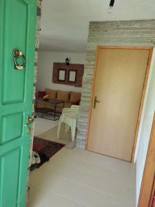 eine Tür, die in ein Zimmer mit einem Wohnzimmer führt in der Unterkunft Kuca za odmor DIVA in Mostar