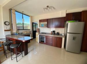 Nhà bếp/bếp nhỏ tại Departamento amoblado con piscina en San Clemente