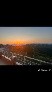 een balkon met uitzicht op de zonsondergang bij Home Anxhelo in Durrës