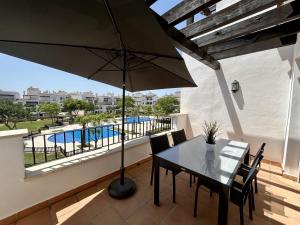 Bazén v ubytování Two bedroom apartment overlooking the pool - CO1222LT nebo v jeho okolí