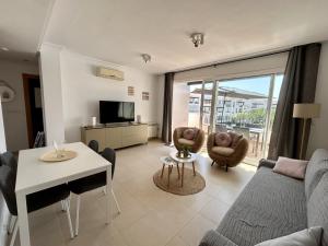 TV a/nebo společenská místnost v ubytování Two bedroom apartment overlooking the pool - CO1222LT