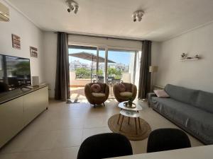 TV a/nebo společenská místnost v ubytování Two bedroom apartment overlooking the pool - CO1222LT