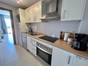 Kuchyň nebo kuchyňský kout v ubytování Two bedroom apartment overlooking the pool - CO1222LT