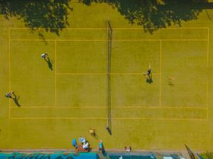 an overhead view of two people on a tennis court at Scirocco in Westermarkelsdorf