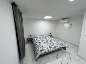 um quarto com uma cama num quarto branco em Cosy home with babyfoot near Paris & Disney em Noisy-le-Sec