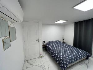 um quarto com uma cama e uma porta em Cosy home with babyfoot near Paris & Disney em Noisy-le-Sec