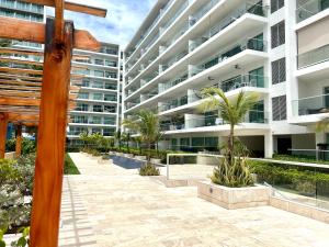 duży budynek apartamentowy z dziedzińcem z palmami w obiekcie Frente al mar Morros Epic 323 w mieście Cartagena de Indias