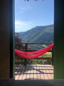 南蒙蒂阿萊格里的住宿－Cafezal em Flor Turismo e Cafés Especiais，山景阳台上的吊床