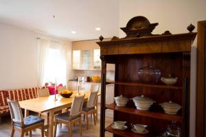 - une cuisine et une salle à manger avec une table et des chaises dans l'établissement Azienda Agricola Villa Castelluccia, à Foce Varano
