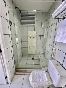 uma casa de banho com um chuveiro e um WC. em Flat Gran Lençóis em Barreirinhas