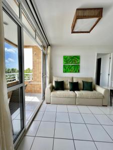 sala de estar con sofá y ventana en Flat Gran Lençóis, en Barreirinhas